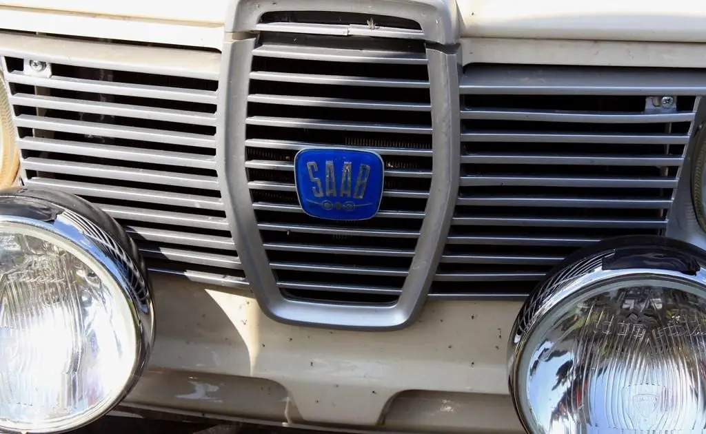 A blue vintage logo on the hood of Saab.